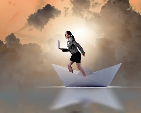 Femme d'affaires équitation bateau en papier bateau dans le concept d'entreprise — Photo