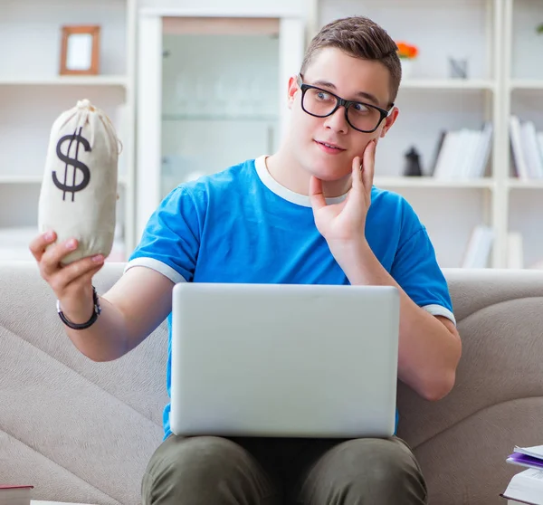 Estudiante joven preparándose para los exámenes que estudian en casa en un sofá —  Fotos de Stock