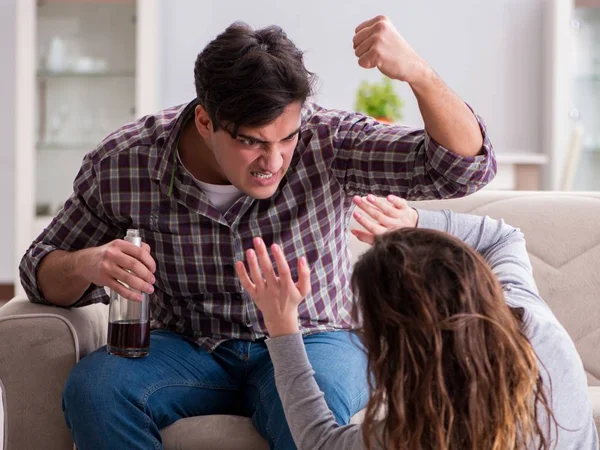 Begreppet våld i hemmet i ett familjegräl med alkoholist — Stockfoto