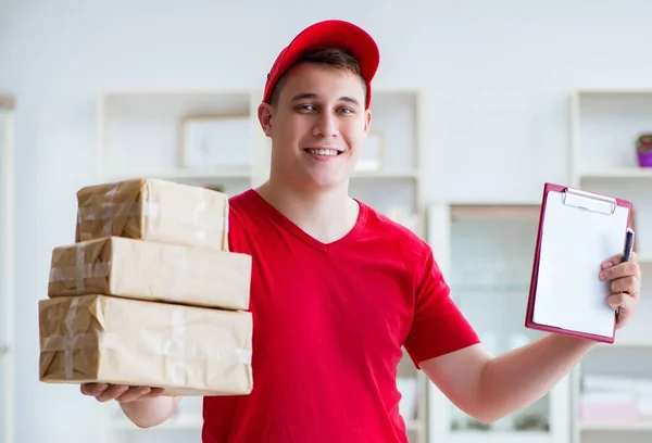 Post man leverera ett paket paket — Stockfoto