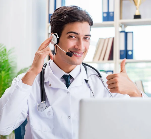 Jovem médico no conceito de telessaúde — Fotografia de Stock