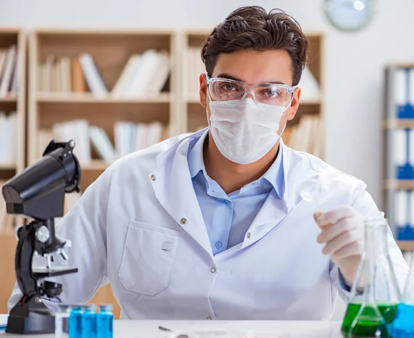 Médico varón que trabaja en el laboratorio con la vacuna contra el virus —  Fotos de Stock