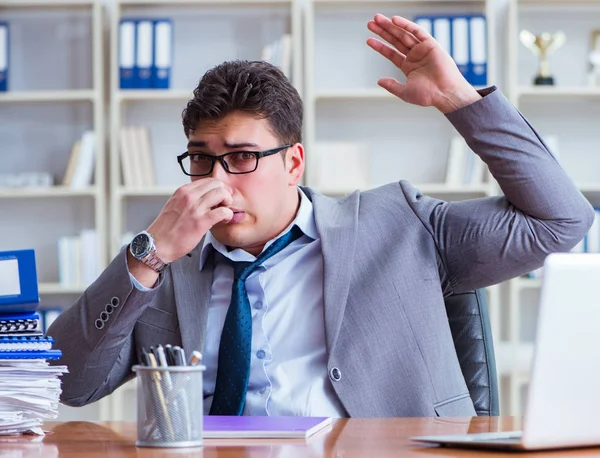 Empresario sudando excesivamente oliendo mal en la oficina en el trabajo — Foto de Stock