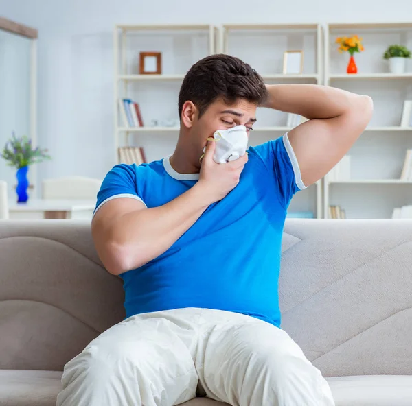 Hombre sudando excesivamente oliendo mal en casa — Foto de Stock