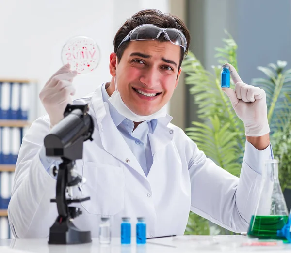 Mužský lékař pracující v laboratoři na virové vakcíně — Stock fotografie