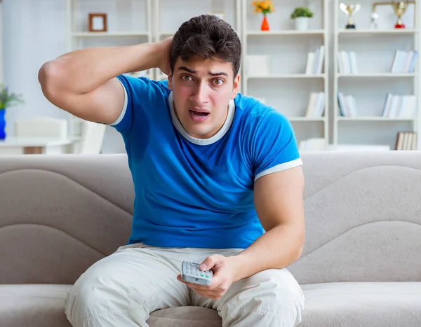 Hombre sudando excesivamente oliendo mal en casa — Foto de Stock