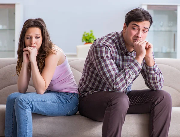 Familia joven en concepto de relación rota — Foto de Stock