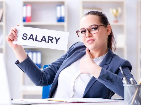 Zakenvrouw neemt nieuwe werknemers in dienst — Stockfoto