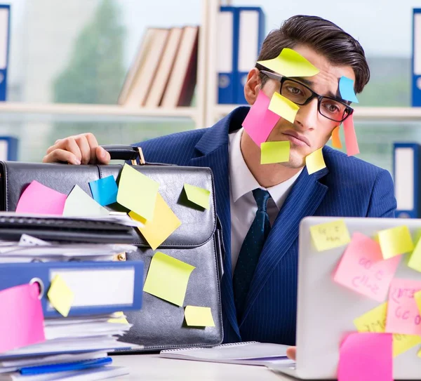 Uomo d'affari con note promemoria nel concetto di multitasking — Foto Stock