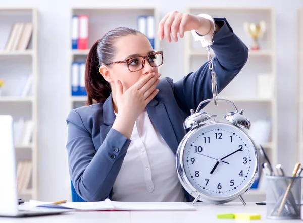 Zakenvrouw in time management concept — Stockfoto