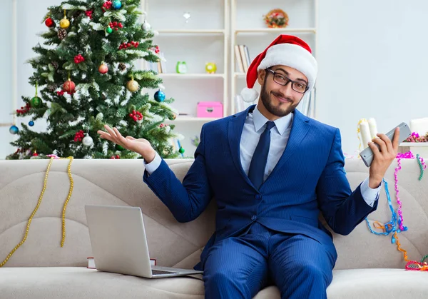 Zakenman die thuis werkt tijdens kerst — Stockfoto