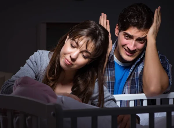 어린 부모는 밤에 갓난 아기를 갖지 못한다 — 스톡 사진