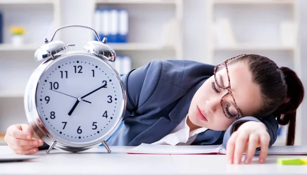 Empresária no conceito de gerenciamento de tempo dormindo — Fotografia de Stock