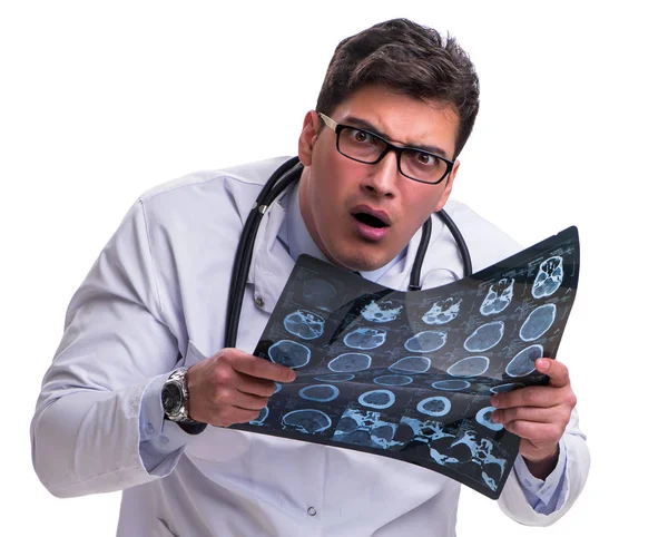 Beyaz backgro izole bir grafisi tutan genç erkek doktor