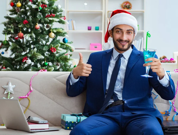 Uomo d'affari che lavora a casa durante il Natale — Foto Stock