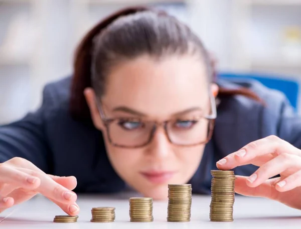 Businesswoman with coins in forex concept — Stock Photo, Image