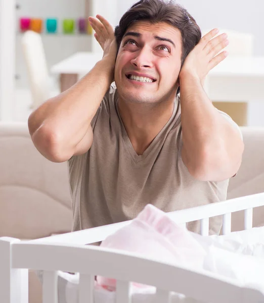 Jeune père papa frustré de pleurer bébé — Photo