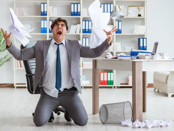 Dühös üzletember megdöbbent, hogy az irodában dolgozik, kirúgták. — Stock Fotó
