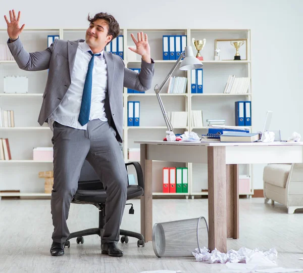 Empresário se divertindo fazendo uma pausa no escritório no trabalho — Fotografia de Stock