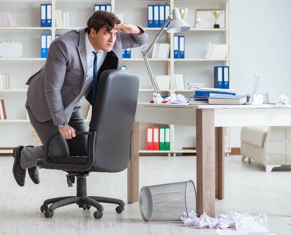 Uomo d'affari si diverte a prendersi una pausa in ufficio al lavoro — Foto Stock