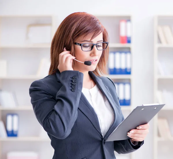 Call center operator werkt samen met klanten — Stockfoto