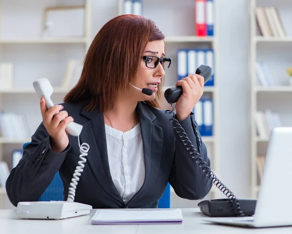 Frustrierter Call-Center-Assistent reagiert auf Anrufe — Stockfoto