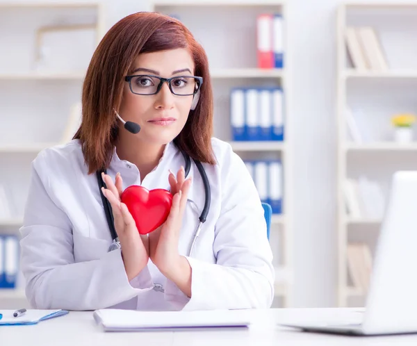 Heart doctor in telemedicine medical concept — Stock Photo, Image