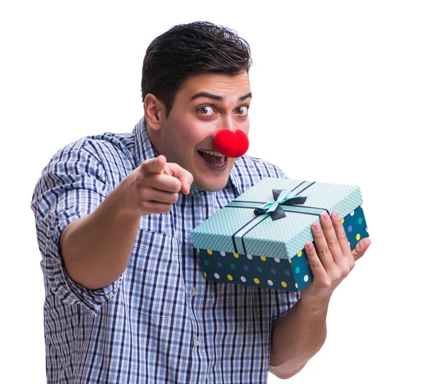 Mann mit roter Nase hält eine Einkaufstasche mit Geschenk in der Hand — Stockfoto