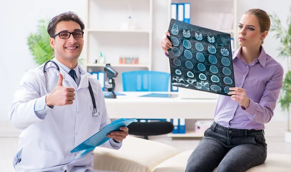 Medico che esamina le immagini a raggi X del paziente — Foto Stock