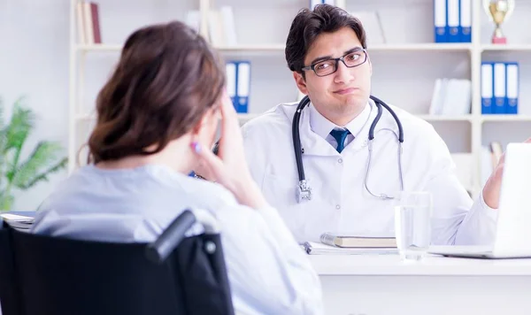 Läkare dela avskräckande labb testresultat till patienten — Stockfoto