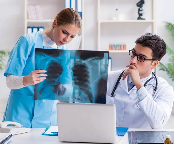 Twee artsen onderzoeken röntgenfoto 's van patiënten voor diagnose — Stockfoto