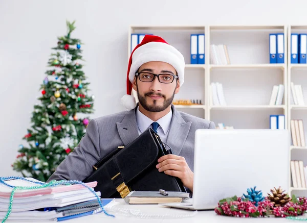 Young businessman celebrating christmas in the office — Stock Photo, Image