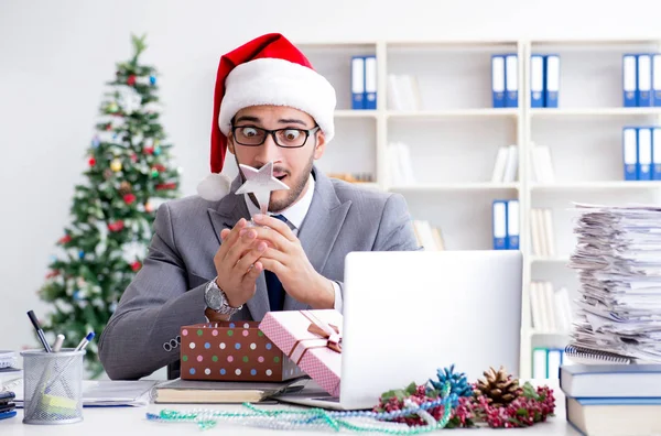 Genç işadamı Noel 'i ofiste kutluyor.