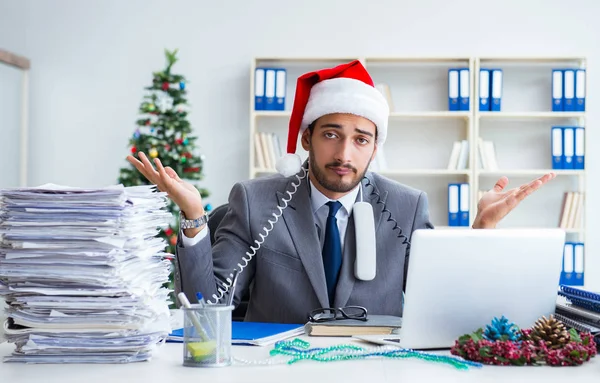 Jovem empresário comemorando o Natal no escritório — Fotografia de Stock