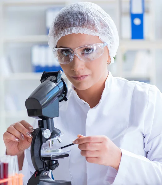 Vrouwelijke wetenschapper onderzoeker voert een experiment uit in een laboratorium — Stockfoto