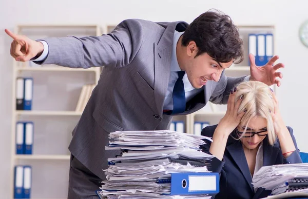 Boos woedende baas schreeuwen en schreeuwen tegen zijn secretaresse werknemer — Stockfoto