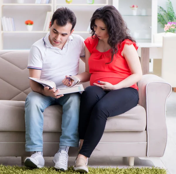 Familia joven pareja esperando un bebé — Foto de Stock