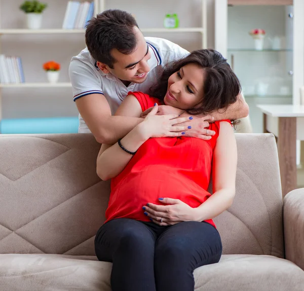 Familia joven pareja esperando un bebé — Foto de Stock