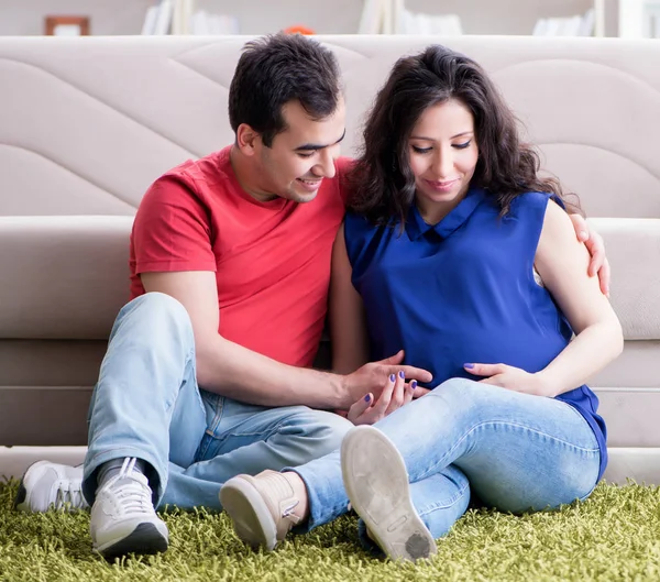 Young couple family expecting a baby — Stock Photo, Image