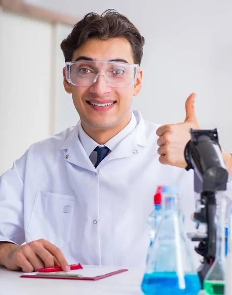 Laborassistent prüft Wasserqualität — Stockfoto