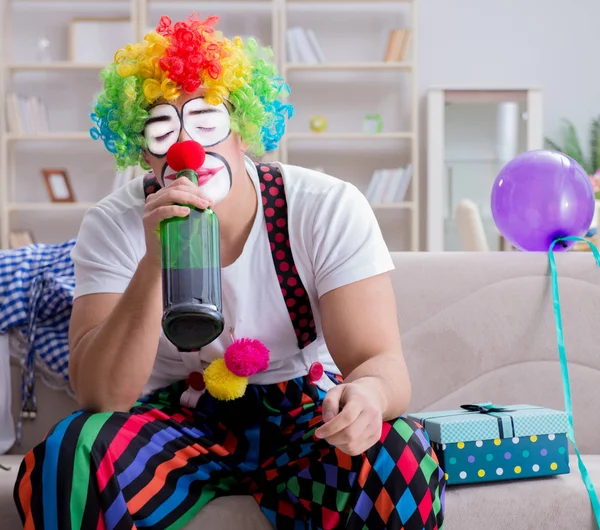 Fylld clown som firar fest hemma — Stockfoto