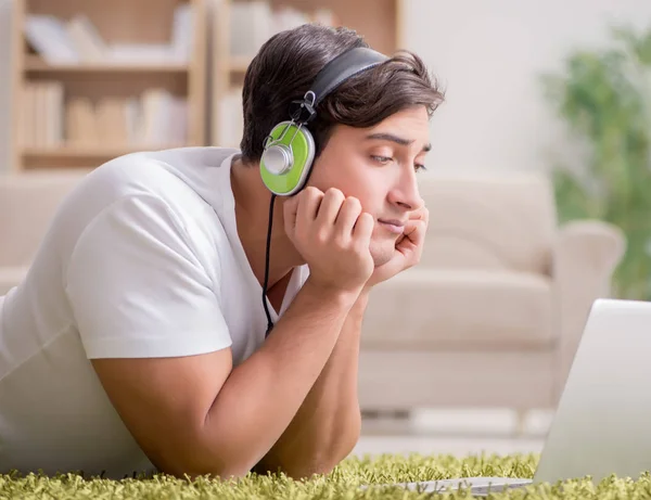 Freelancer die thuis werkt en naar muziek luistert — Stockfoto