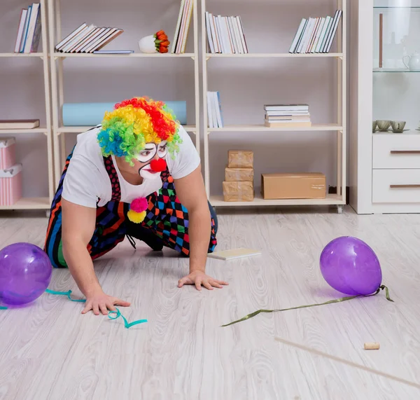 Palhaço bêbado comemorando uma festa em casa — Fotografia de Stock