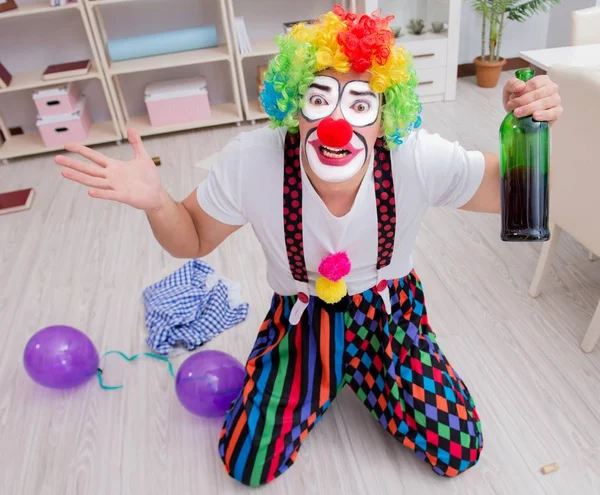 Payaso borracho celebrando una fiesta en casa — Foto de Stock