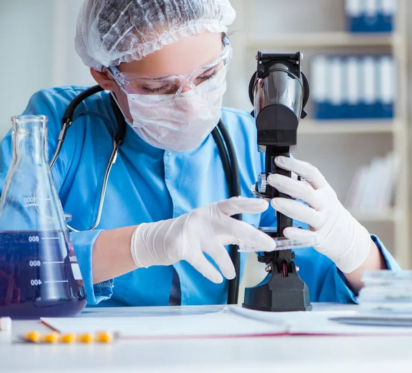 Vrouwelijke wetenschapper onderzoeker doet experimenten in het laboratorium — Stockfoto