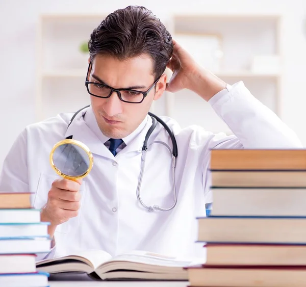 Tıp öğrencisi üniversite sınavlarına hazırlanıyor.