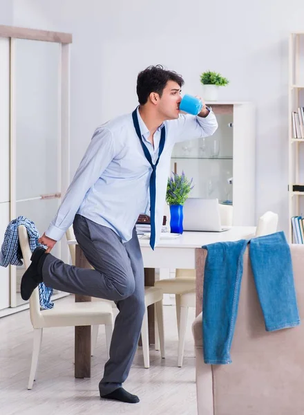 Empresario llega tarde a la oficina debido a quedarse dormido después de pasar la noche — Foto de Stock