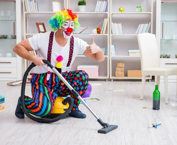 Palhaço engraçado fazendo limpeza em casa — Fotografia de Stock