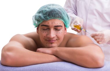 Kaplıca masaj konseptinde yakışıklı bir adam.