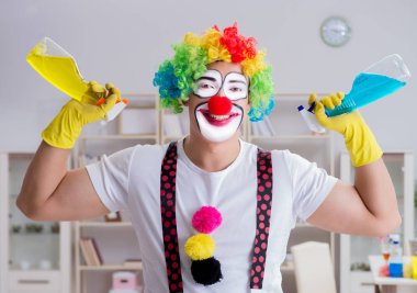 Komik palyaço evde temizlik yapıyor.